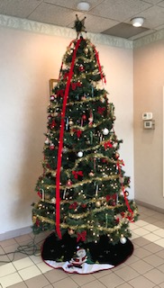Picture of this year's Christmas tree. Holidays are here! New Year is around the bend.